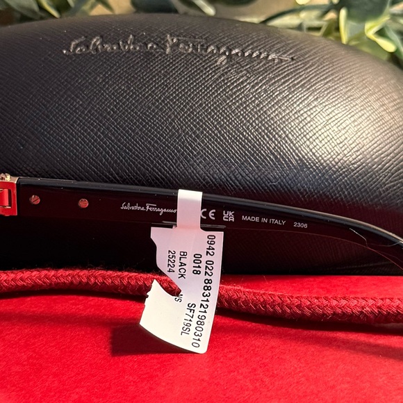 Salvatore Ferragamo SF719S Black Oversized Sunglasses – NWT w/ Case - Picture 4 of 8